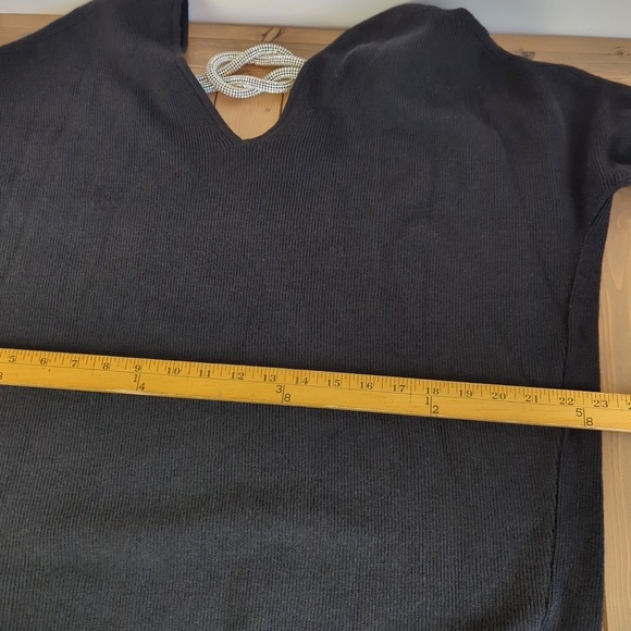 Frank Lyman V-neck Thigh-length Pullover Sweater - Picture 10 of 13